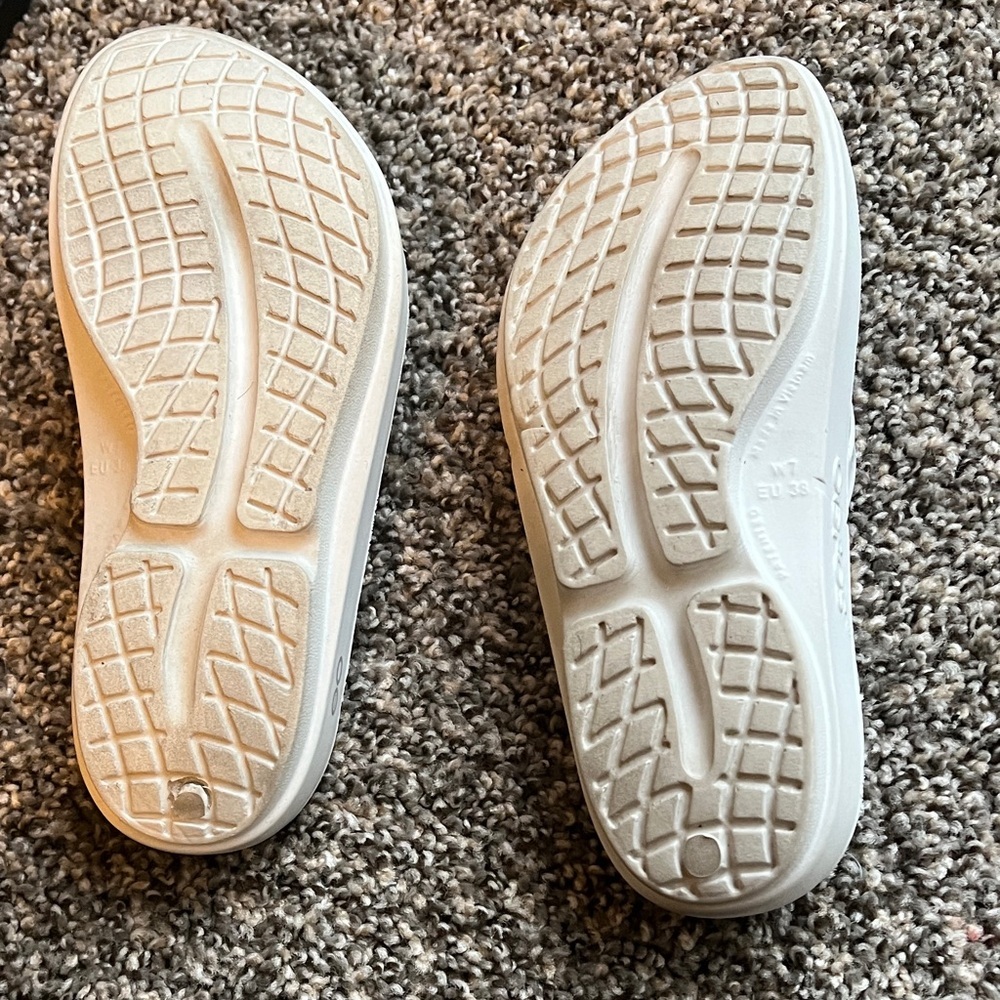 OOFOS White Women's Recovery Flip Flops - Picture 5 of 5